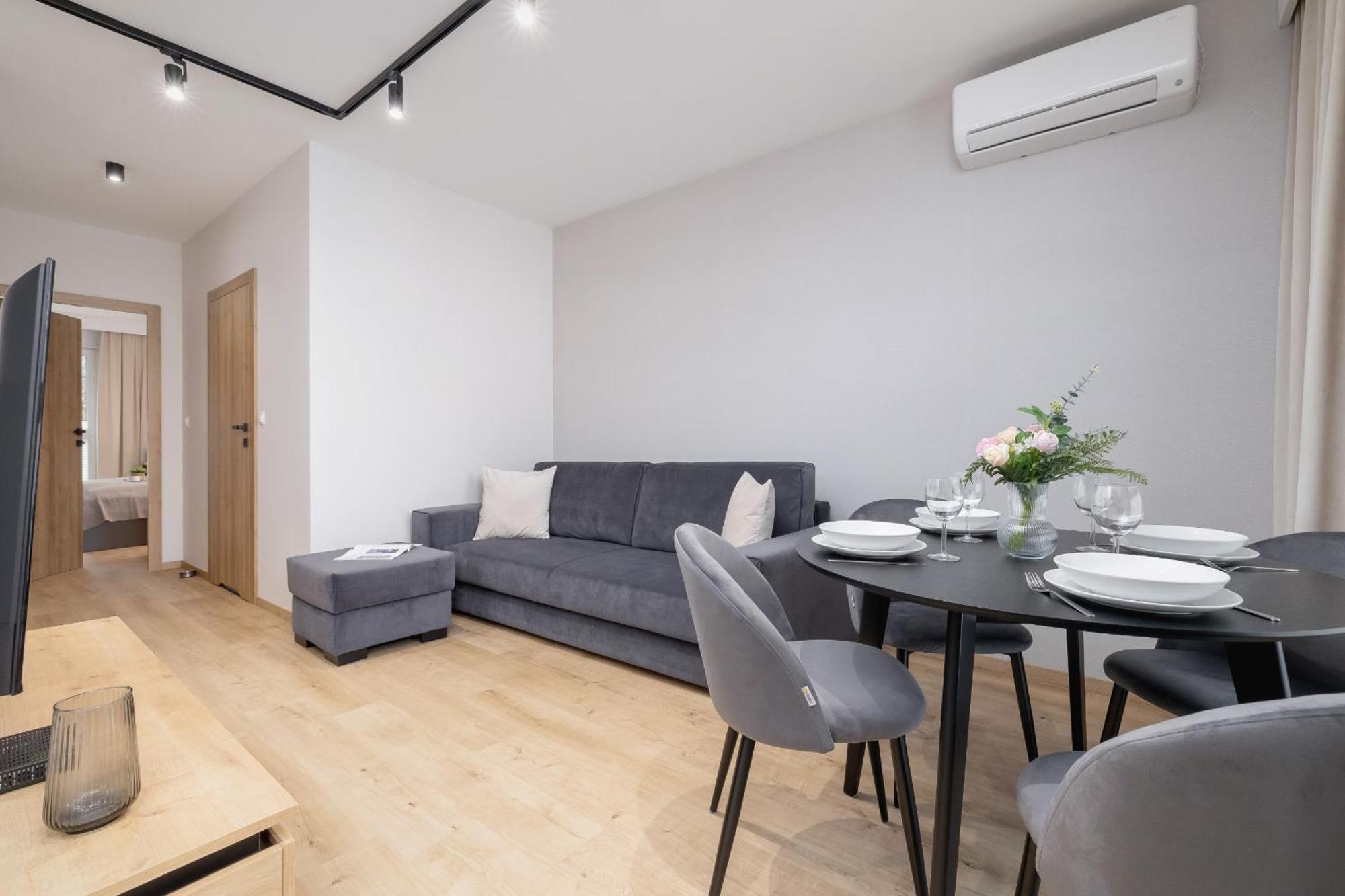 Bright Apartment In Krakow With Garden, Air Conditioning, Parking And Desk By Renters Prestige 외부 사진